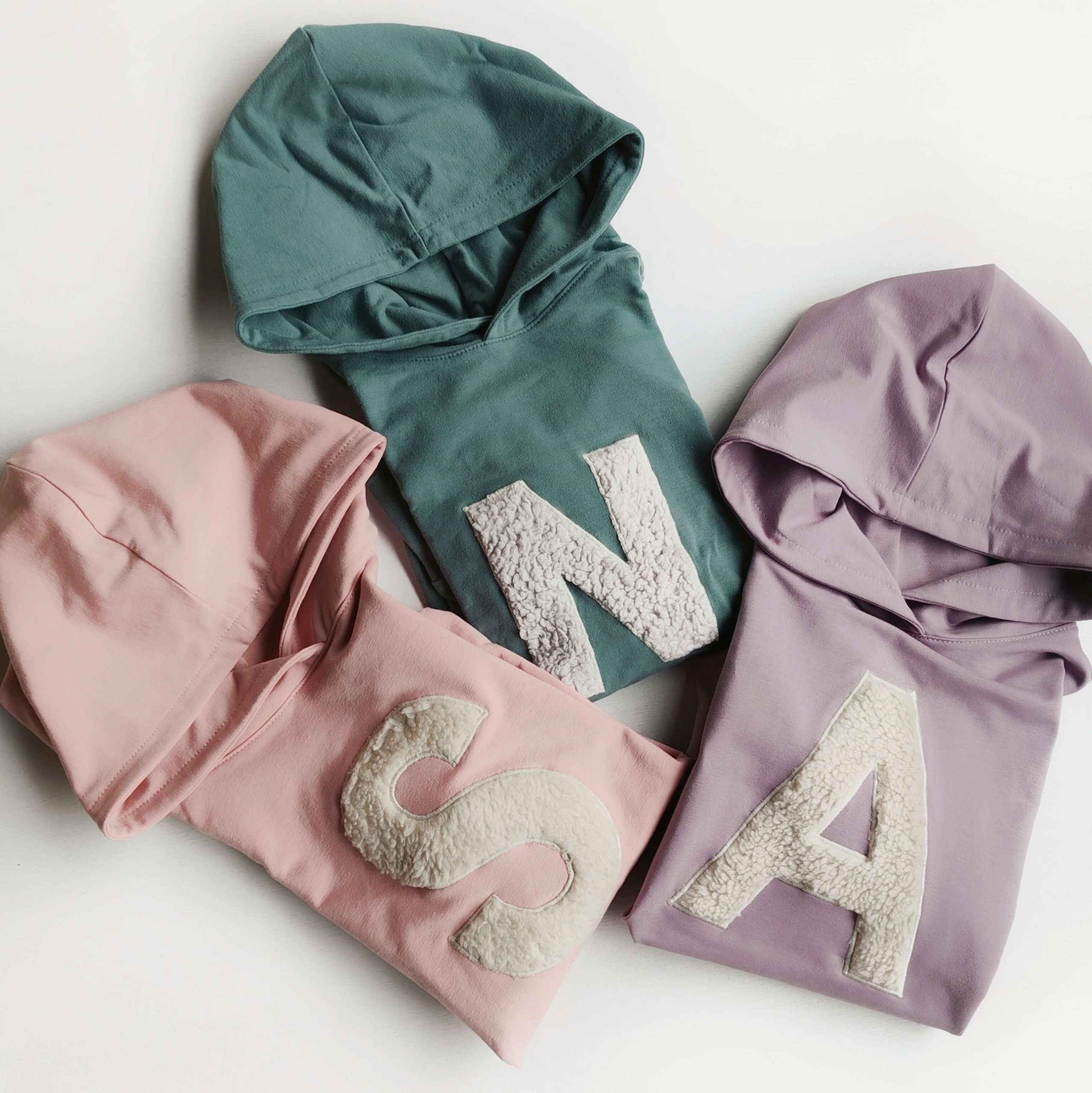 Kapucar z inicialko - več barv