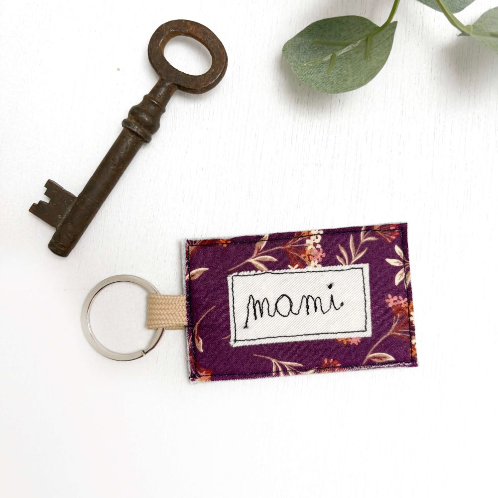 Obesek za ključe - bordo cvetje
